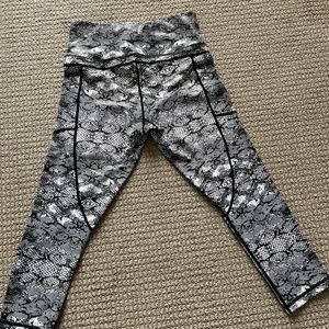 Zyia Women's Leggings, size 6-8, black and white print